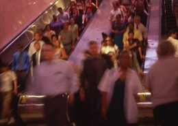 电梯、楼梯拥挤的人群图片