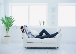 女性室内休闲图片