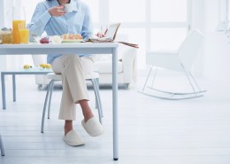 女性和早餐图片