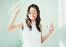 女性喝水图片
