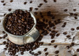 杯子里的咖啡豆图片