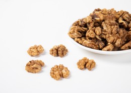 美味好吃剥开的核桃仁图片