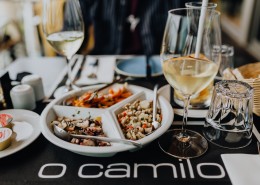 餐桌上的牛排和鱿鱼图片