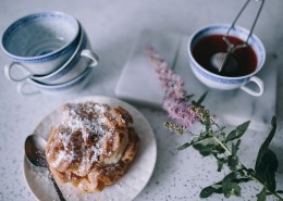 美味的泡芙和解腻的咖啡图片