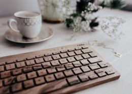 木制键盘的特写图片