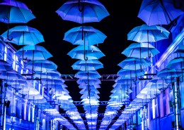 挂在空中的雨伞图片