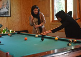 打台球的人物图片