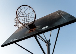 操场篮球框的图片