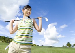 打高尔夫球女性图片