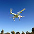低空飞行的遥控无人机图片