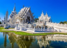 雕刻精美的佛教建筑图片