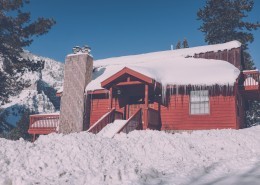 被雪覆盖的小屋图片