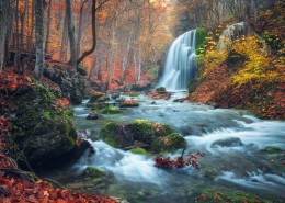 山林瀑布风景图片