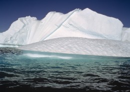 大海中的冰山图片