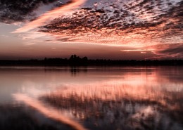 湖面火烧云风景图片