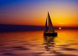 傍晚大海帆船航行图片