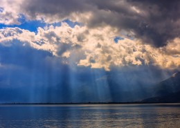 云南大理双廊洱海神光图片