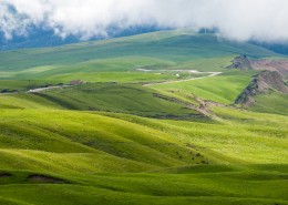 新疆天山牧场风景图片