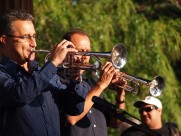 人们在吹奏长号的图片