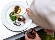 正在摆盘的厨师图片