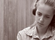 戴着耳机休闲的美女图片