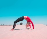 在户外运动的美女图片