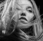 美女的黑白肖像摄影图片