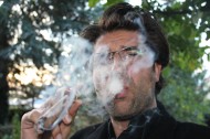 正在抽烟的人图片