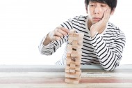 搭积木的男子图片