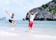 一起旅行玩耍的情侣图片