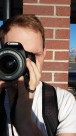 正在拍照的男摄影师图片