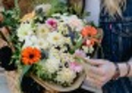 女孩提着装满鲜花的篮子图片