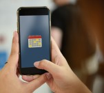 使用手机的人图片