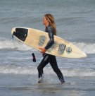 拿着冲浪板的青年图片大全