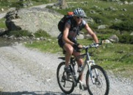 骑着山地自行车的人图片