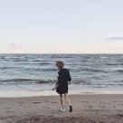 站在海边拍照的人图片