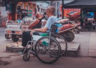 轮椅上的残疾人图片