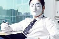 化妆成小丑的办公职员图片