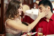 在餐厅约会的情侣图片