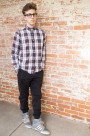 穿着格子衬衫的男孩图片