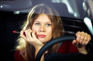 开车的美女图片