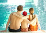 游泳池里的一家人图片