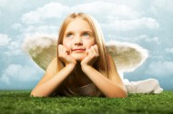 穿着天使翅膀的小女孩图片