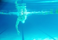 游泳的男士图片