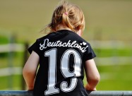 扎辫子的小女孩图片