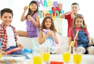 可爱儿童的生日聚会图片