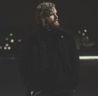 听音乐的男青年图片大全