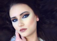 美女的精致妆容图片