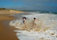 在海边玩耍的可爱儿童图片