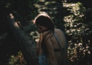树林里的美女图片